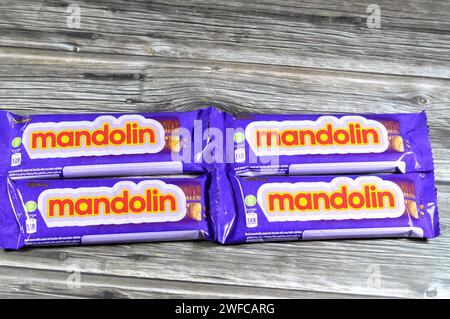 Le Caire, Egypte, janvier 25 2024 : Biscuit à la mandoline recouvert de caramel et chocolat, Cadbury barres de mandoline avec des ingrédients de sucre, caramel et cacao Banque D'Images