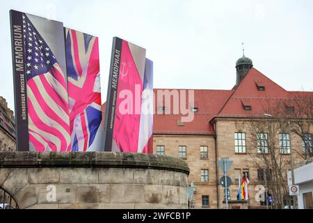 Nuremberg, Allemagne. 30 janvier 2024. Voler le procès Memorium Nuremberg devant le bâtiment de la Justice de Nuremberg. Le « principal procès pour crimes de guerre » du Tribunal militaire international contre les principaux représentants du régime national-socialiste a eu lieu dans le Hall 600 du bâtiment de la Justice du 20 novembre 1945 au 1 octobre 1946. Crédit : Daniel Löb/dpa/Alamy Live News Banque D'Images