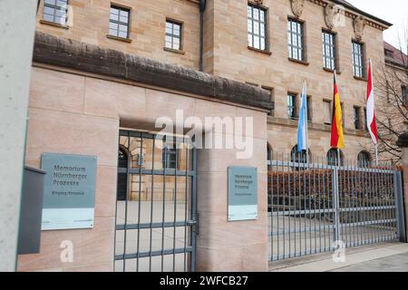 Nuremberg, Allemagne. 30 janvier 2024. Vue de l'entrée du Memorium Nuremberg Trials dans le bâtiment de justice de Nuremberg. Le « principal procès pour crimes de guerre » du Tribunal militaire international contre les principaux représentants du régime national-socialiste a eu lieu dans le Hall 600 du bâtiment de la Justice du 20 novembre 1945 au 1 octobre 1946. Crédit : Daniel Löb/dpa/Alamy Live News Banque D'Images