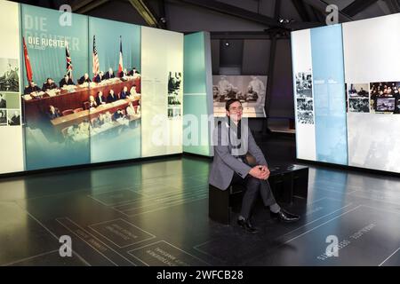 Nuremberg, Allemagne. 30 janvier 2024. Alexander Korb, nouveau directeur du Memorium Nuremberg Trials, siège dans l'exposition du Memorium Nuremberg Trials. Korb prendra la direction du memorium à partir du 1 juin 2024. L'exposition traite du "principal procès pour crimes de guerre" du Tribunal militaire international contre les principaux représentants du régime national-socialiste. Crédit : Daniel Löb/dpa/Alamy Live News Banque D'Images