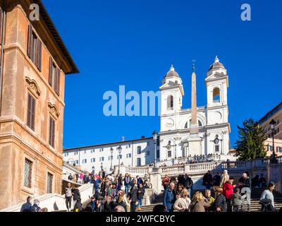 La place d'Espagne et l'église Trinità dei Monti à Rome/Italie Banque D'Images