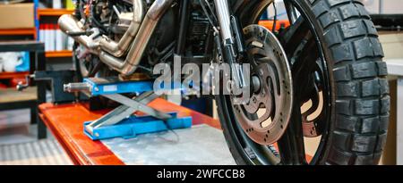Bannière de pneu de roue avant et disque de frein de moto personnalisée sur l'atelier Banque D'Images