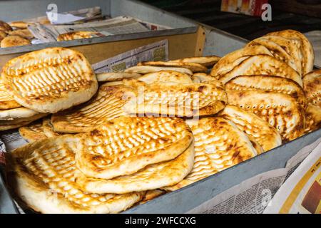 Kashmiri roti fraîchement cuit au four, Srinagar, Cachemire, Inde Banque D'Images