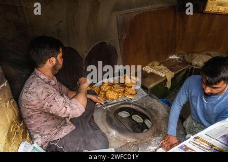 Kashmiri roti fraîchement cuit au four, Srinagar, Cachemire, Inde Banque D'Images