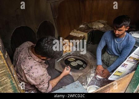 Kashmiri roti fraîchement cuit au four, Srinagar, Cachemire, Inde Banque D'Images