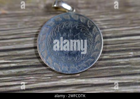 Traduction du texte arabe (Allah, le Dieu), nom de Dieu sur pendentif en argent, l'argent est un élément chimique AG, trouvé dans la croûte terrestre dans le pur Banque D'Images