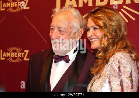 Dieter Hallervorden mit Ehefrau Christiane Zander BEI der 23. Lambertz lundi soir 2024 im Alten Wartesaal. Köln, 29.01.2024 *** Dieter Hallervorden avec sa femme Christiane Zander au 23 Lambertz lundi soir 2024 à l'Alter Wartesaal Cologne, 29 01 2024 Foto:xr.xSchmiegeltx/xFuturexImagex lambertz 4177 Banque D'Images