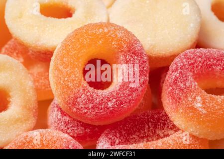 Anneaux gommeux avec fond de sucre. Gros plan. Banque D'Images