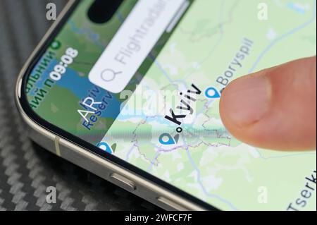 New York, États-Unis - 24 janvier 2024 : trafic aérien dans la ville de Kiev sur iphone 15 pro max vue rapprochée Banque D'Images