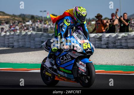 Le pilote espagnol Moto2 Fermin Aldeguer célèbre la fin du championnat en hissant sa moto avec un drapeau au Grand Prix de Valence, en Espagne. Banque D'Images