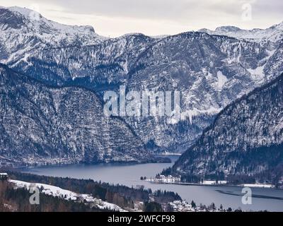 Une vue sur le lac hivernal de Hallstatt et le Dachstein Banque D'Images