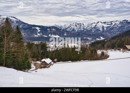 Un paysage hivernal avec montagne enneigée et champ vu d'une colline dans la région du patrimoine mondial de Hallstatt Dachstein Banque D'Images