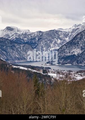 Une vue sur le lac hivernal de Hallstatt et le Dachstein Banque D'Images