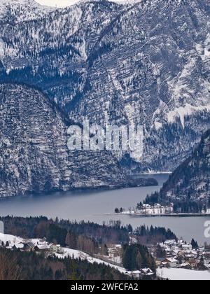 Une vue sur le lac hivernal de Hallstatt et le Dachstein Banque D'Images