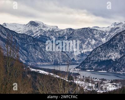 Une vue sur le lac hivernal de Hallstatt et le Dachstein Banque D'Images