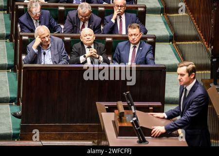 (G-D, premier rang) le député Ryszard Terlecki, le député Jaros?aw Kaczynski, leader du parti d’opposition droit et Justice, et Mariusz Blaszczak, ancien ministre de l’inférieur, écoutez le député Sebastian Kaleta parler lors de la 4e session du Parlement polonais qui se déroule dans un chaos créé par un désaccord juridique avec le gouvernement précédent. Le gouvernement actuel a pris le pouvoir en Pologne le 13 décembre 2023, succédant au parti politique d'extrême droite droit droit et Justice, qui règne depuis 8 ans. Les deux parties s'accusent mutuellement d'actes anticonstitutionnels, et deux systèmes juridiques de facto sont présents dans le comté Banque D'Images