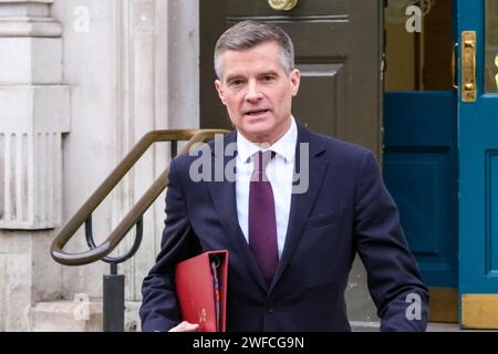 Londres, Royaume-Uni. 30 janvier 2024. Mark Harper, député et secrétaire d'État aux Transports, quitte le bureau du Cabinet après la réunion hebdomadaire qui a lieu le mardi. Crédit : Photographie de onzième heure / Alamy Live News Banque D'Images
