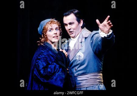 Anne Sofie von Otter (Angelina), Giorgio Surjan (Alidoro) dans LA CENERENTOLA au Royal Opera, Covent Garden, Londres WC2 28/06/1991 musique : Gioachino Rossini livret : Jacopo Ferretti chef d'orchestre : Carlo Rizzi design : Mauro Pagano éclairage : Hans Toelstede réalisateur : Michael hampe Banque D'Images