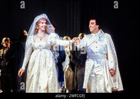 Anne Sofie von Otter (Angelina), Raul Gimenez (Don Ramiro) dans LA CENERENTOLA au Royal Opera, Covent Garden, Londres WC2 28/06/1991 musique : Gioachino Rossini livret : Jacopo Ferretti chef d'orchestre : Carlo Rizzi design : Mauro Pagano éclairage : Hans Toelstede réalisateur : Michael hampe Banque D'Images