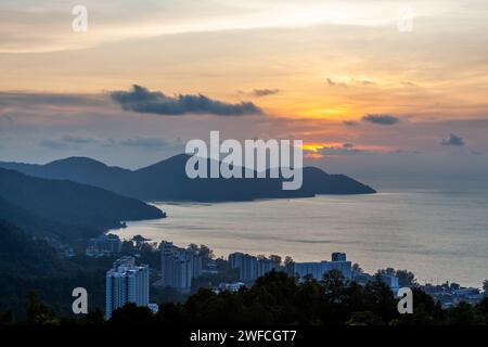 Côte de l'île de Penang et vue de la ville de Batu Ferringhi depuis Freedom Hill au coucher du soleil. Malaisie. Banque D'Images