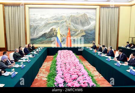 Pékin, Chine. 30 janvier 2024. Zhao Leji, président du Comité permanent du Congrès national populaire (NPC), rencontre le président du Congrès colombien IV¨¢n Name V¨¢squez et le président de la Chambre des représentants de Colombie Andr¨¦s David Calle Aguas à Beijing, capitale de la Chine, le 30 janvier 2024. Crédit : Liu Weibing/Xinhua/Alamy Live News Banque D'Images