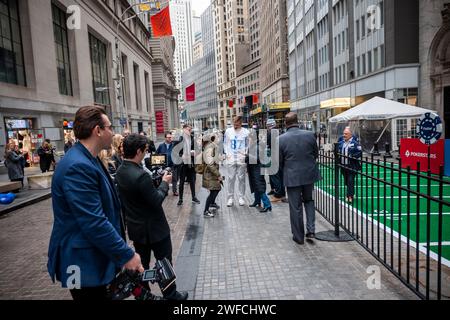 L’ancien joueur de football américain Rob Gronkowski, connu sous le nom de « Gronk » accueille les fans et les passants devant la Bourse de New York le lundi 29 janvier 2024 pour promouvoir la liste de Flutter Entertainment. La société basée en Irlande, anciennement Paddy Power Betfair plc, est le propriétaire d'un certain nombre de marques de jeux en ligne, dont FanDuel aux États-Unis (© Richard B. Levine) Banque D'Images