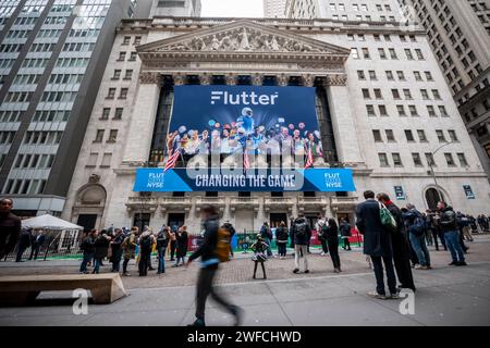 La façade de la Bourse de New York est décorée le lundi 29 janvier 2024 pour célébrer la cotation de Flutter Entertainment. La société basée en Irlande, anciennement Paddy Power Betfair plc, est le propriétaire d'un certain nombre de marques de jeux en ligne, dont FanDuel aux États-Unis (© Richard B. Levine) Banque D'Images