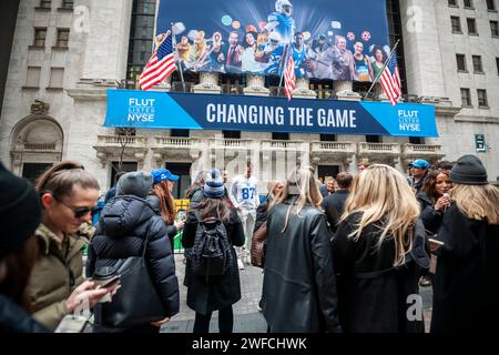 L’ancien joueur de football américain Rob Gronkowski, connu sous le nom de « Gronk » accueille les fans et les passants devant la Bourse de New York le lundi 29 janvier 2024 pour promouvoir la liste de Flutter Entertainment. La société basée en Irlande, anciennement Paddy Power Betfair plc, est le propriétaire d'un certain nombre de marques de jeux en ligne, dont FanDuel aux États-Unis (© Richard B. Levine) Banque D'Images