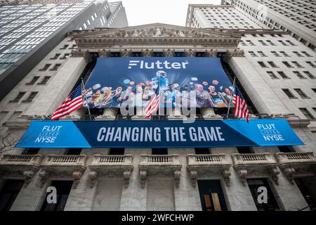 La façade de la Bourse de New York est décorée le lundi 29 janvier 2024 pour célébrer la cotation de Flutter Entertainment. La société basée en Irlande, anciennement Paddy Power Betfair plc, est le propriétaire d'un certain nombre de marques de jeux en ligne, dont FanDuel aux États-Unis (© Richard B. Levine) Banque D'Images