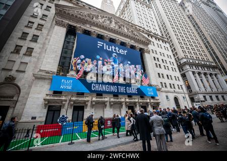 La façade de la Bourse de New York est décorée le lundi 29 janvier 2024 pour célébrer la cotation de Flutter Entertainment. La société basée en Irlande, anciennement Paddy Power Betfair plc, est le propriétaire d'un certain nombre de marques de jeux en ligne, dont FanDuel aux États-Unis (© Richard B. Levine) Banque D'Images