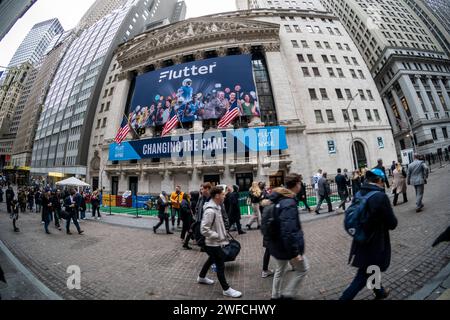 La façade de la Bourse de New York est décorée le lundi 29 janvier 2024 pour célébrer la cotation de Flutter Entertainment. La société basée en Irlande, anciennement Paddy Power Betfair plc, est le propriétaire d'un certain nombre de marques de jeux en ligne, dont FanDuel aux États-Unis (© Richard B. Levine) Banque D'Images