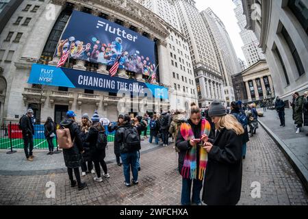 La façade de la Bourse de New York est décorée le lundi 29 janvier 2024 pour célébrer la cotation de Flutter Entertainment. La société basée en Irlande, anciennement Paddy Power Betfair plc, est le propriétaire d'un certain nombre de marques de jeux en ligne, dont FanDuel aux États-Unis (© Richard B. Levine) Banque D'Images