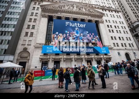 La façade de la Bourse de New York est décorée le lundi 29 janvier 2024 pour célébrer la cotation de Flutter Entertainment. La société basée en Irlande, anciennement Paddy Power Betfair plc, est le propriétaire d'un certain nombre de marques de jeux en ligne, dont FanDuel aux États-Unis (© Richard B. Levine) Banque D'Images