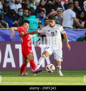 Doha, Qatar. 24 janvier 2024. Zidane Iqbal d'Irak et Thai son Nguyen du Vietnam lors de la coupe d'Asie AFC Qatar 2023, match de football du Groupe D entre l'Irak et le Vietnam le 24 janvier 2024 au stade Jassim bin Hamad à Doha, Qatar - photo Najeeb Almahboobi/Najeeb Almahboobi/DPPI crédit : DPPI Media/Alamy Live News Banque D'Images