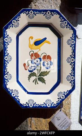 Oiseau sur motif de fleur poterie traditionnelle Obidos Estremadura Portugal Banque D'Images