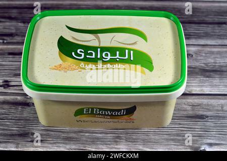 Le Caire, Egypte, janvier 27 2024 : El Bawadi halva traditionnel tahini halva ou Halawa Tahiniya, les ingrédients primaires de cette confiserie sont (tah Banque D'Images