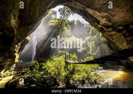 Grotte de Santa Bárbara et cascade dans le complexe touristique Poço Azul - formé par les eaux de la rivière Cocal - Table plate Banque D'Images