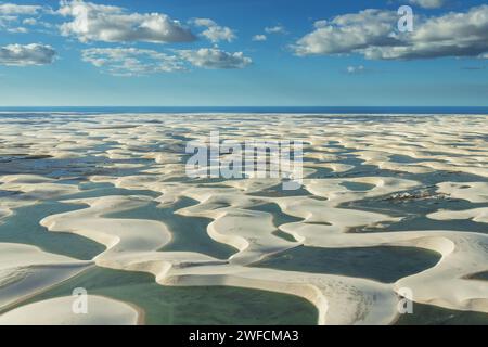 Vue aérienne des lagunes et des dunes dans le parc national de Len est Maranhenses Banque D'Images