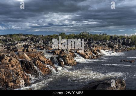 Cascade Seven Falls au crépuscule - Rio Preto dans le Parc National de la Chapada dos Veadeiros - Banque D'Images