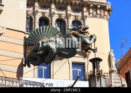 Panneau de magasin suspendu de sculpture de dragon chinois, Placa Boqueria, Las Ramblas, Barcelone, Catalunya, Espagne Banque D'Images