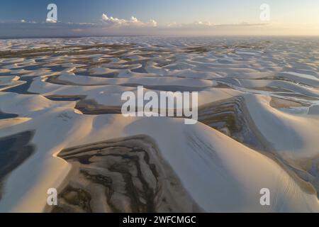 Vue drone sur les lagunes et les dunes dans le parc national de Lençóis Maranhenses - Banque D'Images
