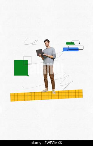 Collage vertical créatif d'image jeune homme d'affaires debout tenant l'ordinateur portable communiquer en ligne la correspondance par courrier électronique de messagerie Banque D'Images