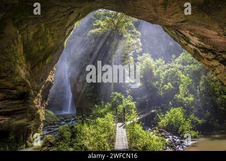 Cascade de Santa Bárbara - rivière Cocal dans le complexe de cascade de Poço Azul - autour du parc national de Chapada das Mesas Banque D'Images
