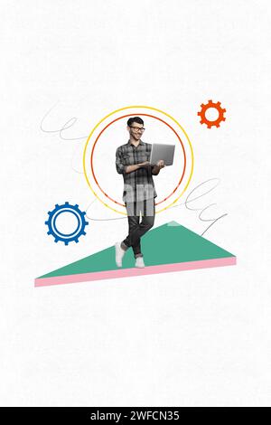 Affiche de collage créatif image verticale jeune homme d'affaires heureux naviguant la gestion de l'ordinateur portable mise en place de fond blanc Banque D'Images
