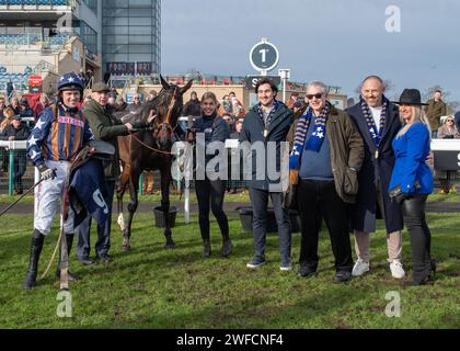 Dysart Enos gagne Téléchargez la haie des novices de l'application at the races à Doncaster Racecourse pour Fergal O'Brien et Paddy Brennan le dimanche 28 janvier 2024 Banque D'Images