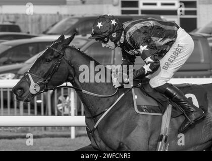 Dysart Enos gagne Téléchargez la haie des novices de l'application at the races à Doncaster Racecourse pour Fergal O'Brien et Paddy Brennan le dimanche 28 janvier 2024 Banque D'Images