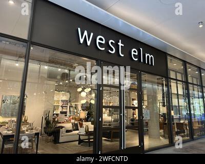 Vue extérieure du magasin West Elm présentant des meubles modernes et une décoration intérieure, situé au City Center Bishop Ranch, San Ramon, Californie, 24 novembre 2023. Banque D'Images