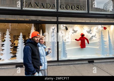 Londres, Royaume-Uni. 5 janvier 2024. Les membres du public passent le magasin phare de Canada Goose à Regent Street. Il y a eu plusieurs rapports d'agressions pour des vestes de luxe Canada Goose à travers le Royaume-Uni, y compris dans le métro de Londres. Crédit : Mark Kerrison/Alamy Live News Banque D'Images