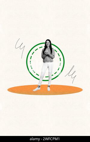 Affiche verticale créative image debout jeune joyeuse femme heureuse parcourant smartphone réseau social dessin de médias de fond Banque D'Images