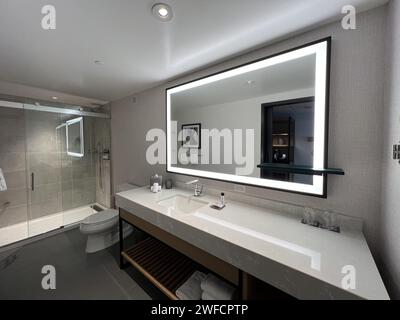 Intérieur de salle de bain moderne avec miroir éclairé et douche à l'italienne au Hyatt Regency, San Francisco, Californie, 17 août 2023. Banque D'Images